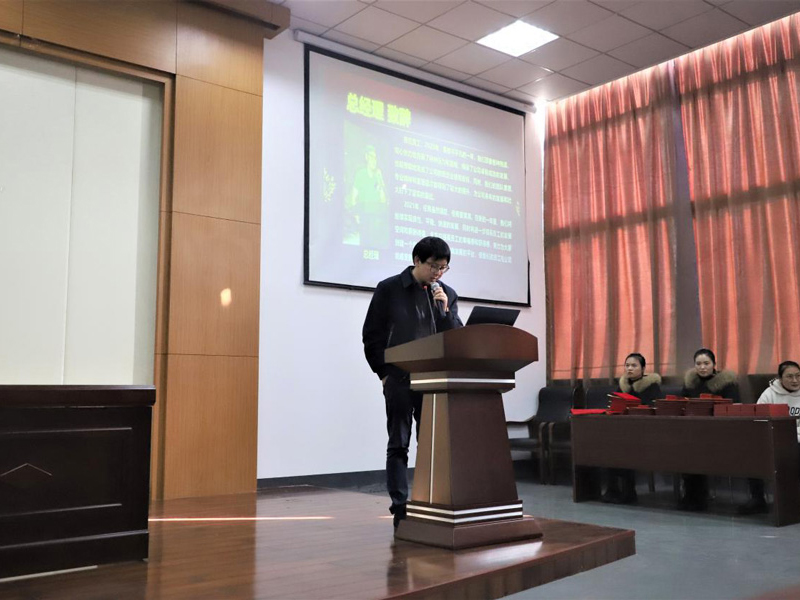 回首過(guò)去 風(fēng)雨同舟 披荊斬棘 展望未來(lái) 昂首闊步 開拓創(chuàng)新